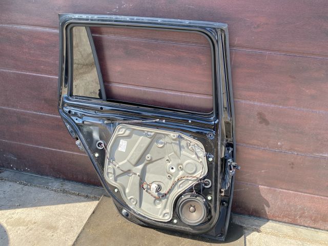 bontott SKODA OCTAVIA II Bal hátsó Ajtó (Részeivel)