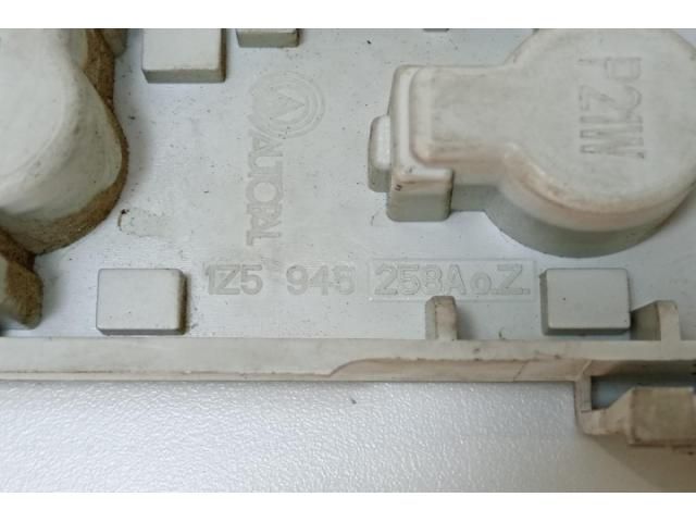 bontott SKODA OCTAVIA II Bal Hátsó Lámpa Foglalat