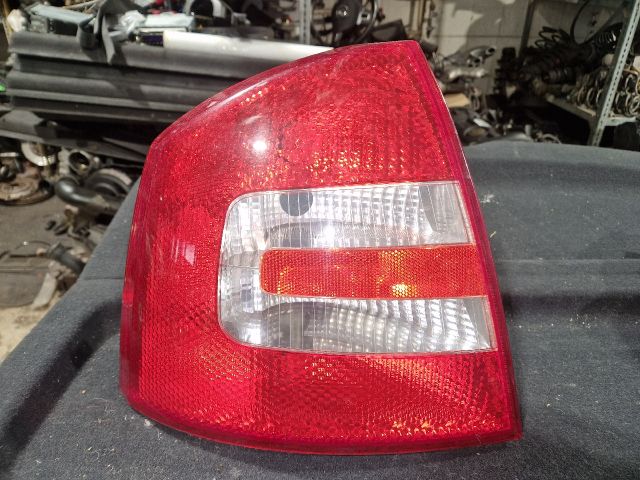 bontott SKODA OCTAVIA II Bal Hátsó Lámpa