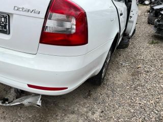 bontott SKODA OCTAVIA II Bal hátsó Lökhárító Tartó (Műanyag)