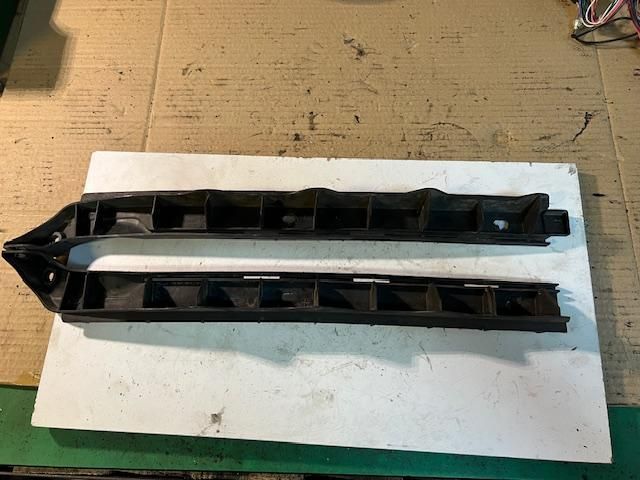 bontott SKODA OCTAVIA II Bal hátsó Lökhárító Tartó (Műanyag)