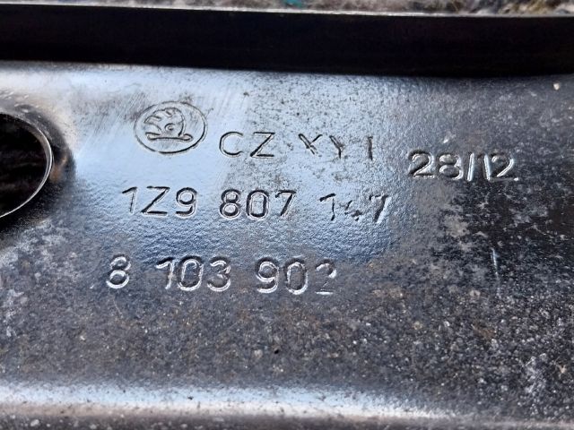 bontott SKODA OCTAVIA II Bal hátsó Oldal Lökhárító Tartó (Műanyag)