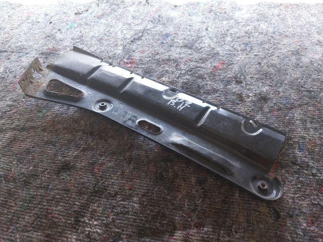 bontott SKODA OCTAVIA II Bal hátsó Oldal Lökhárító Tartó (Műanyag)