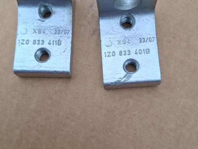 bontott SKODA OCTAVIA II Bal hátsó Zsanér