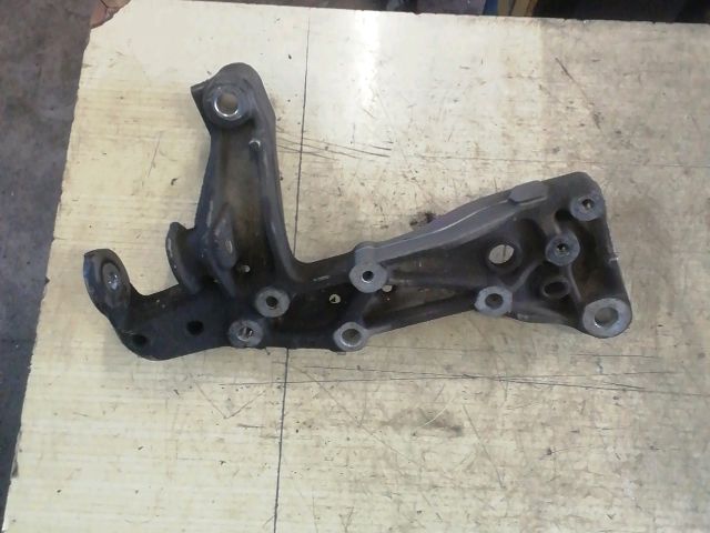 bontott SKODA OCTAVIA II Bal Lengőkar Tartó