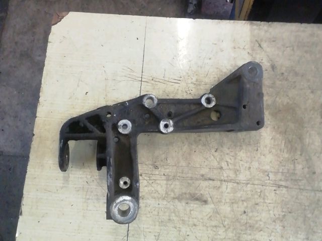 bontott SKODA OCTAVIA II Bal Lengőkar Tartó