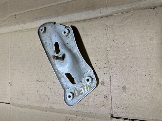 bontott SKODA OCTAVIA II Bal Sárvédő Oldaltartó