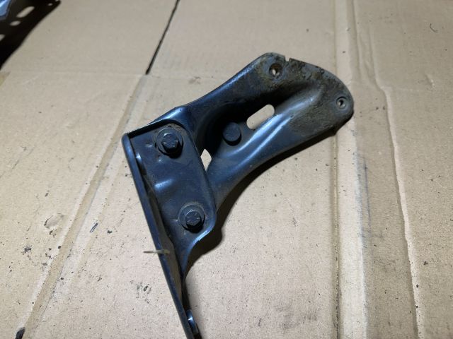 bontott SKODA OCTAVIA II Bal Sárvédő Oldaltartó