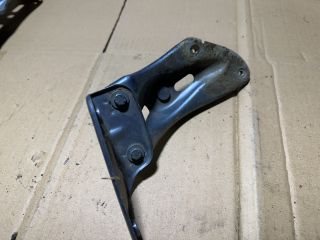 bontott SKODA OCTAVIA II Bal Sárvédő Oldaltartó