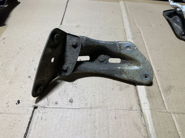 bontott SKODA OCTAVIA II Bal Sárvédő Oldaltartó