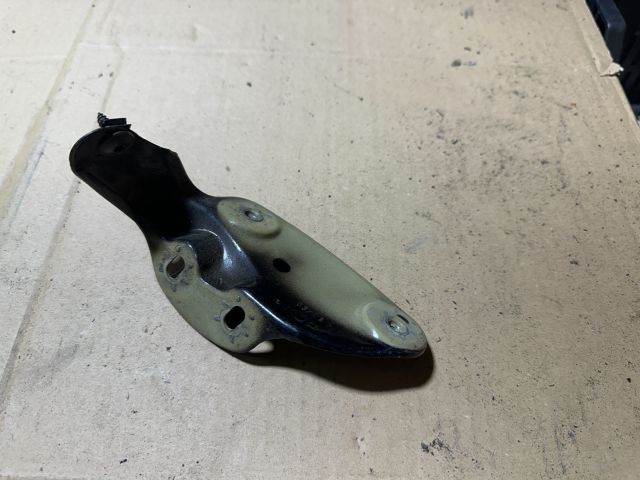 bontott SKODA OCTAVIA II Bal Sárvédő Oldaltartó