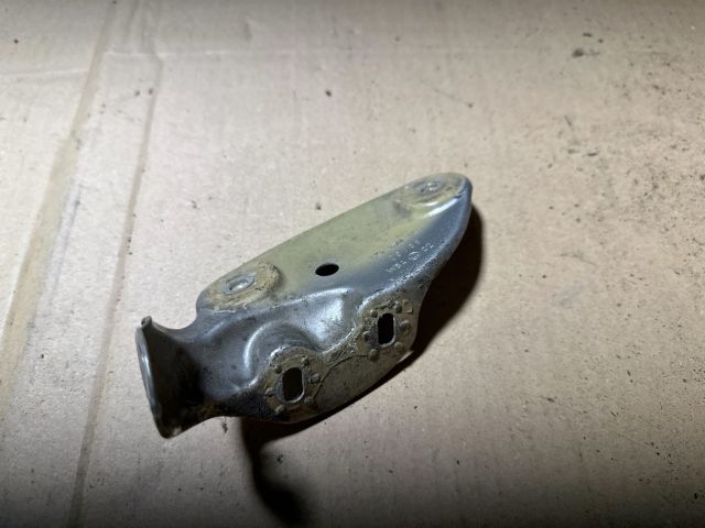 bontott SKODA OCTAVIA II Bal Sárvédő Oldaltartó