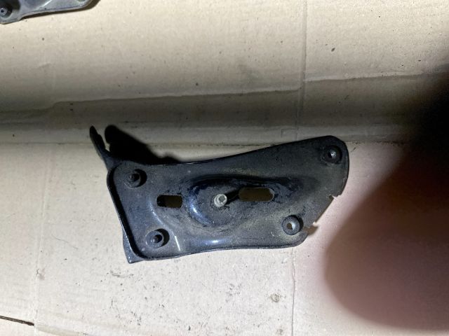 bontott SKODA OCTAVIA II Bal Sárvédő Oldaltartó