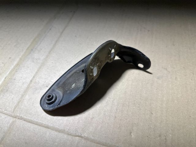 bontott SKODA OCTAVIA II Bal Sárvédő Oldaltartó