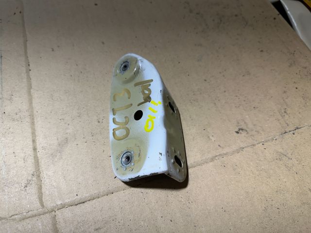 bontott SKODA OCTAVIA II Bal Sárvédő Oldaltartó