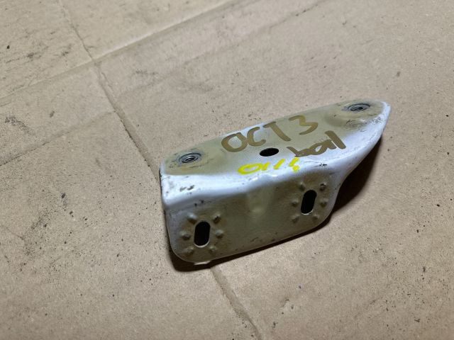 bontott SKODA OCTAVIA II Bal Sárvédő Oldaltartó