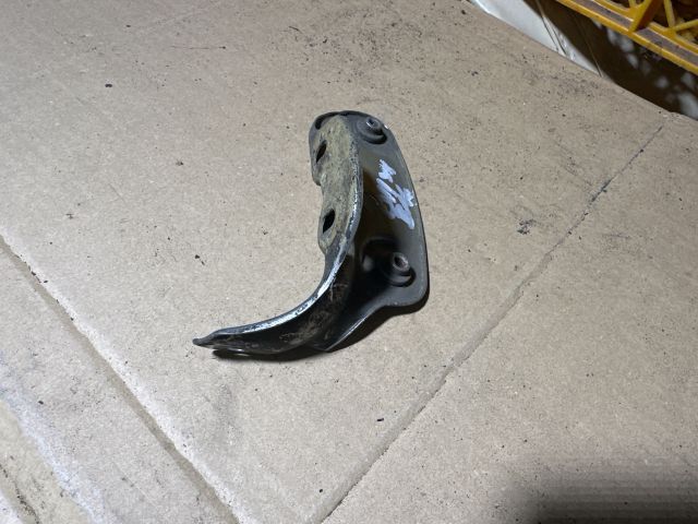 bontott SKODA OCTAVIA II Bal Sárvédő Oldaltartó