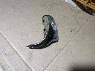 bontott SKODA OCTAVIA II Bal Sárvédő Oldaltartó