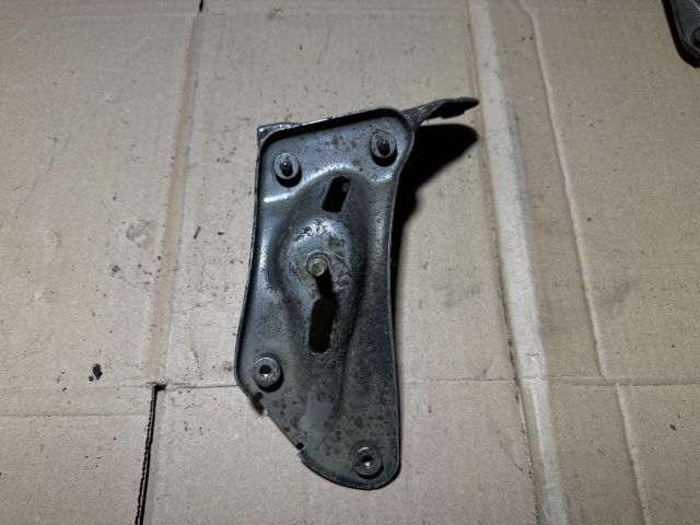 bontott SKODA OCTAVIA II Bal Sárvédő Oldaltartó