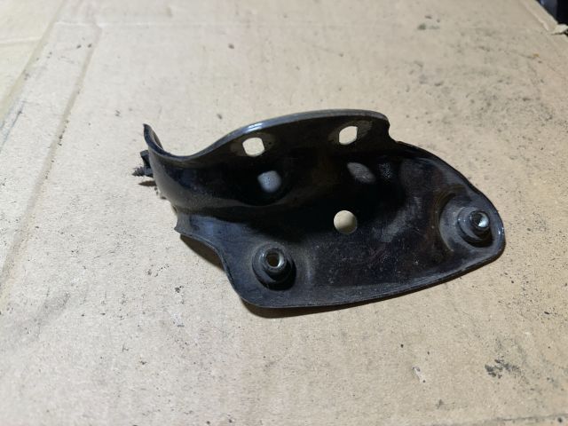 bontott SKODA OCTAVIA II Bal Sárvédő Oldaltartó