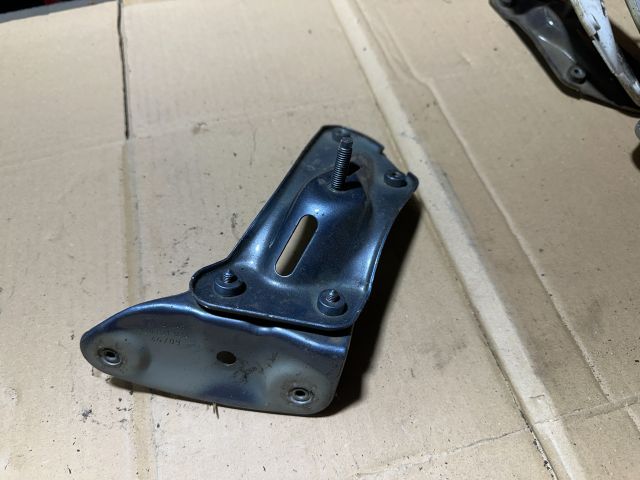 bontott SKODA OCTAVIA II Bal Sárvédő Oldaltartó