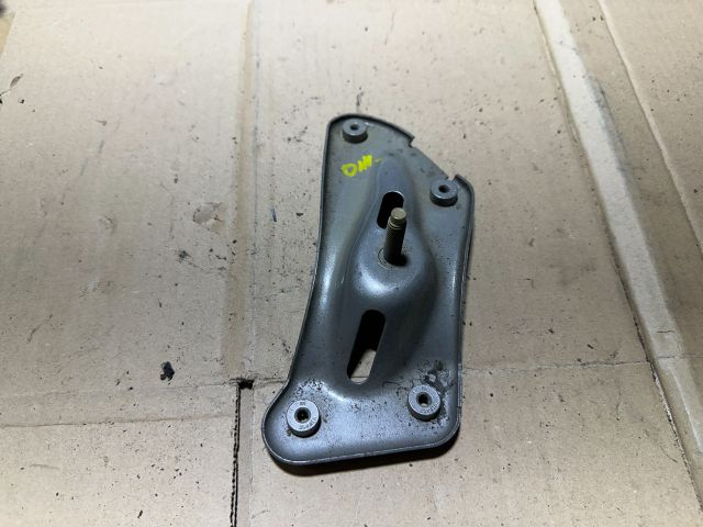 bontott SKODA OCTAVIA II Bal Sárvédő Oldaltartó