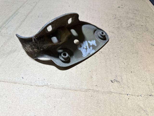 bontott SKODA OCTAVIA II Bal Sárvédő Oldaltartó