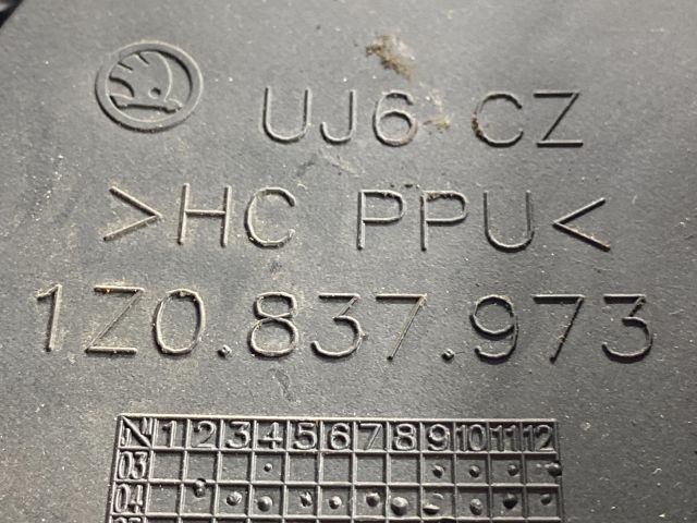 bontott SKODA OCTAVIA II Bal Visszapillantó Tükör Előtti Burkolat