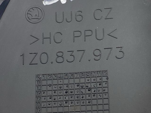 bontott SKODA OCTAVIA II Bal Visszapillantó Tükör Előtti Burkolat