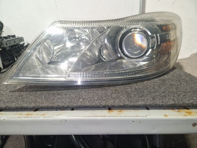 bontott SKODA OCTAVIA II Bal Xenon Fényszóró