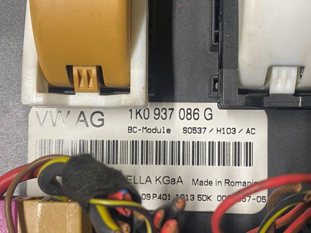 bontott SKODA OCTAVIA II Biztosítéktábla Utastér