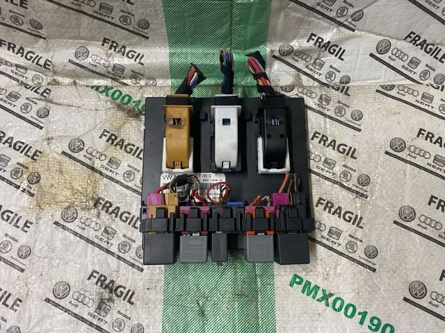 bontott SKODA OCTAVIA II Biztosítéktábla Utastér