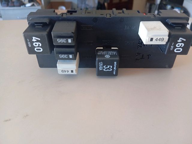 bontott SKODA OCTAVIA II Biztosítéktábla Utastér