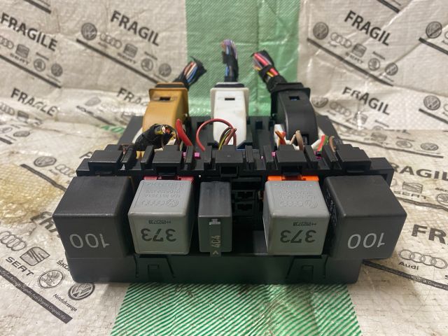 bontott SKODA OCTAVIA II Biztosítéktábla Utastér