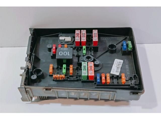 bontott SKODA OCTAVIA II Biztosítéktábla Utastér