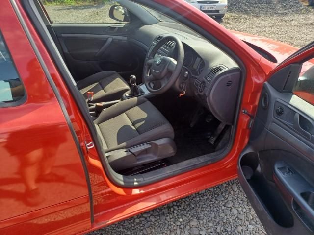 bontott SKODA OCTAVIA II Biztosítéktábla Utastér