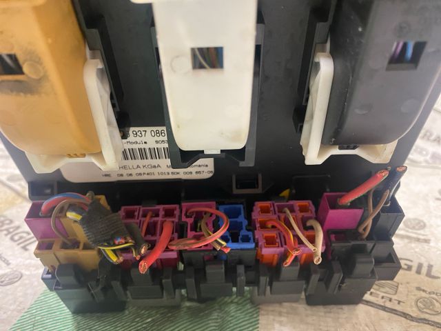 bontott SKODA OCTAVIA II Biztosítéktábla Utastér