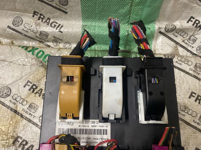 bontott SKODA OCTAVIA II Biztosítéktábla Utastér