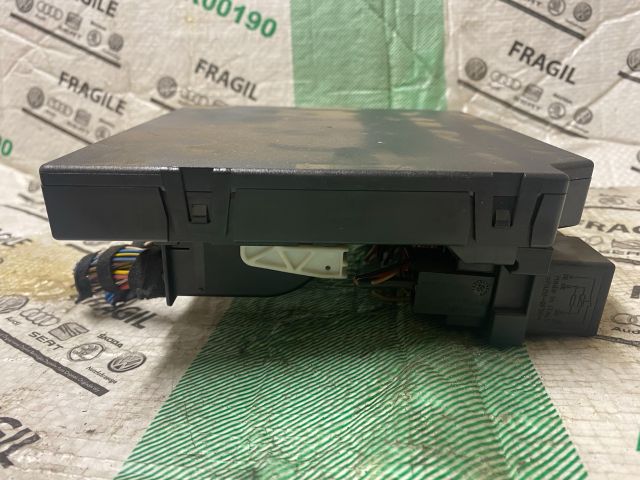 bontott SKODA OCTAVIA II Biztosítéktábla Utastér