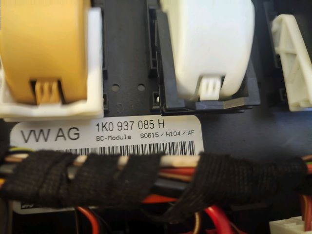 bontott SKODA OCTAVIA II Biztosítéktábla Utastér