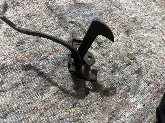 bontott SKODA OCTAVIA II Csomagtér Nyitó Kar / Gomb