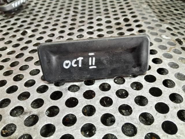 bontott SKODA OCTAVIA II Csomagtér Nyitó Kar / Gomb