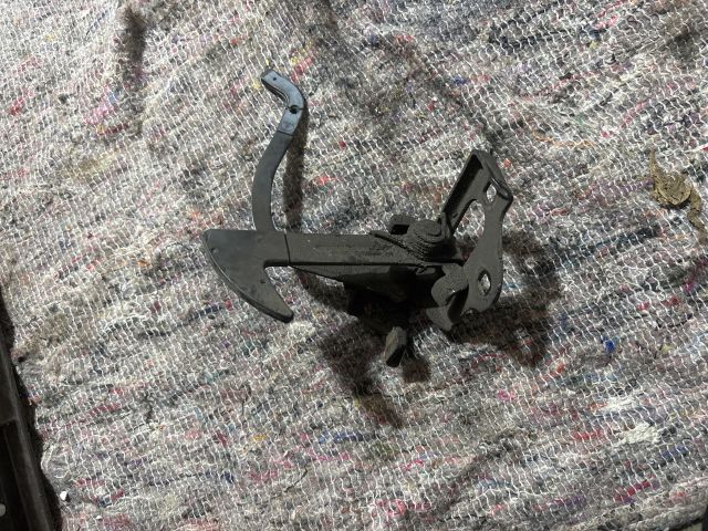 bontott SKODA OCTAVIA II Csomagtér Nyitó Kar / Gomb