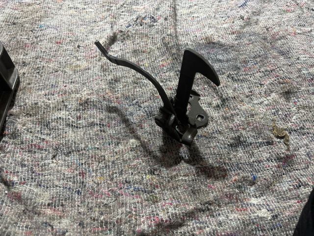 bontott SKODA OCTAVIA II Csomagtér Nyitó Kar / Gomb