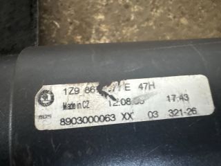 bontott SKODA OCTAVIA II Csomagtér Roló