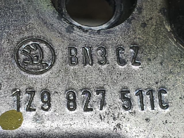 bontott SKODA OCTAVIA II Csomagtérajtó Ütköző