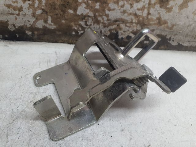 bontott SKODA OCTAVIA II Csomagtérajtó Ütköző