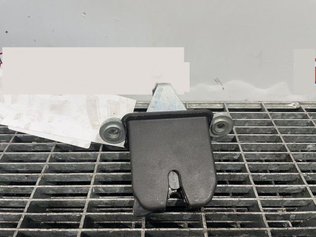 bontott SKODA OCTAVIA II Csomagtérajtó Ütköző