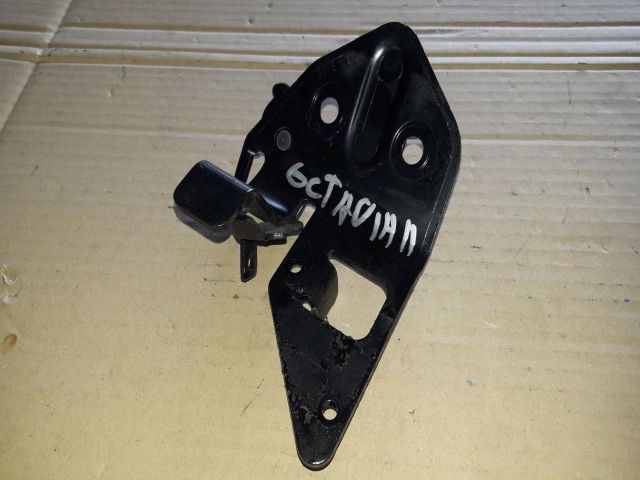 bontott SKODA OCTAVIA II Csomagtérajtó Ütköző