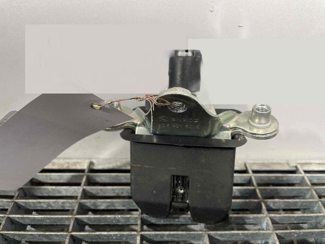 bontott SKODA OCTAVIA II Csomagtérajtó Ütköző